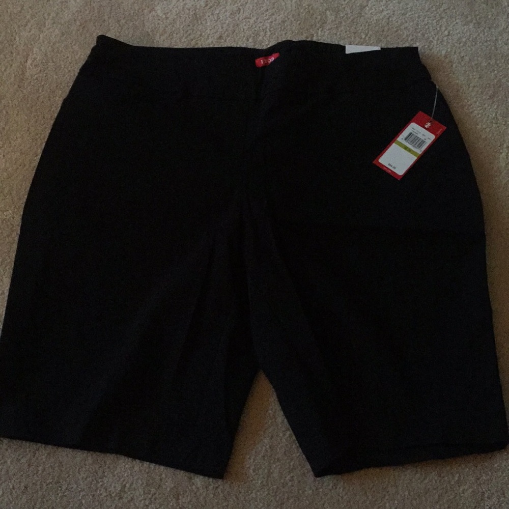 Izod women’s stretch shorts